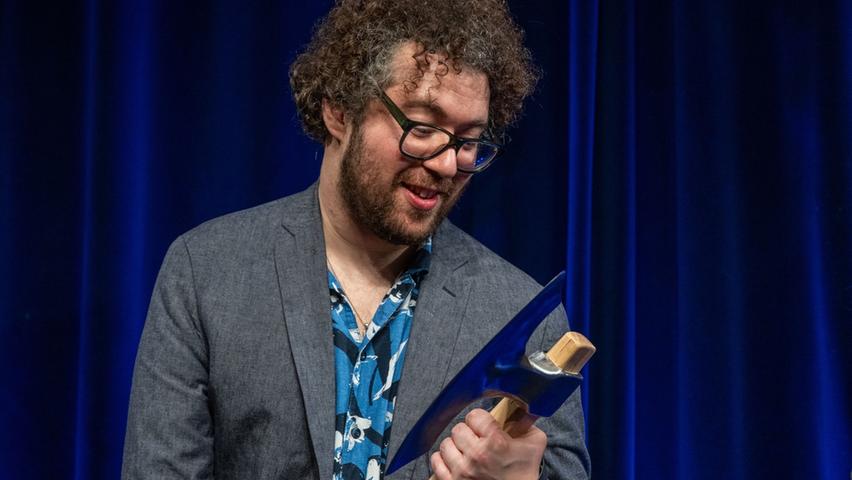 Zum 40. Mal ist in Passau der Kabarettpreis ScharfrichterBeil vergeben worden. Bekommen hat ihn in diesem Jahr: David Stockenreitner. Zum 40. Mal ist in Passau der Kabarettpreis ScharfrichterBeil vergeben worden. Bekommen hat ihn in diesem Jahr: David Stockenreitner.