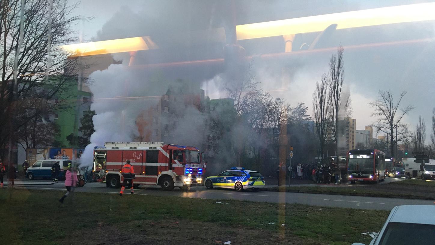 Am Donnerstagmorgen brannte ein Auto im Westen Nürnbergs. Am Donnerstagmorgen brannte ein Auto im Westen Nürnbergs.