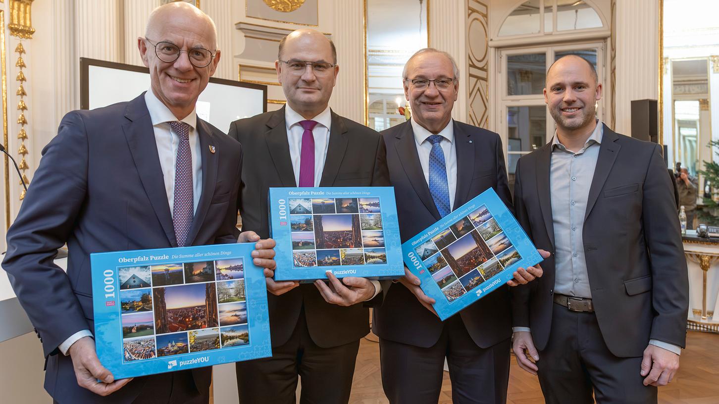 Die ersten drei Oberpfalz-Puzzles wurden an Regierungspräsident Walter Jonas (v.li.), Bayerns Finanzminister Albert Füracker sowie Bezirkstagspräsident und Vorsitzender des Oberpfalz Marketings, Franz Löffler verschenkt. Das zweite Foto von oben auf der linken Seite zeigt den Kuffer-Park in Berching. Die ersten drei Oberpfalz-Puzzles wurden an Regierungspräsident Walter Jonas (v.li.), Bayerns Finanzminister Albert Füracker sowie Bezirkstagspräsident und Vorsitzender des Oberpfalz Marketings, Franz Löffler verschenkt. Das zweite Foto von oben auf der linken Seite zeigt den Kuffer-Park in Berching.