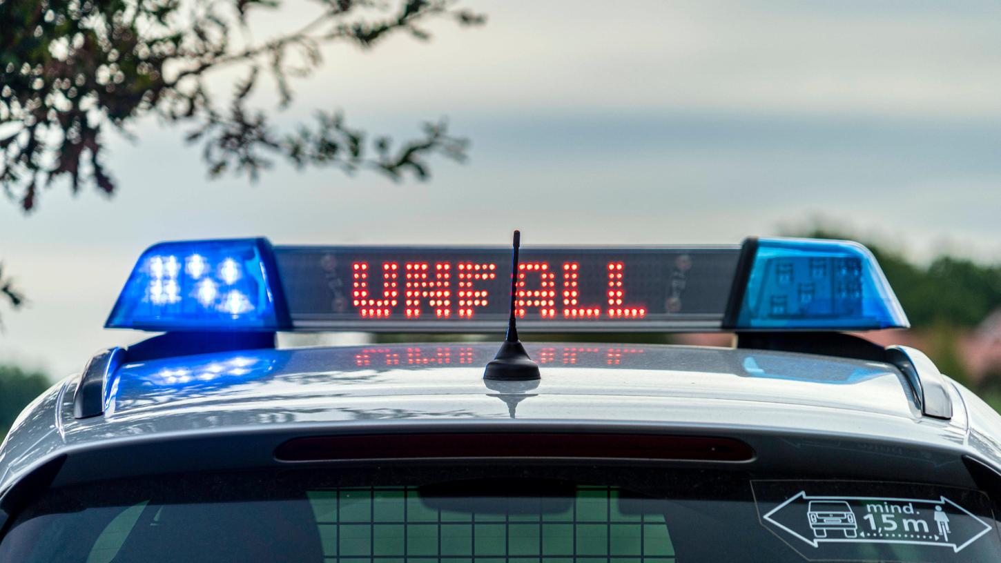 Zu einem Unfall mit einem Sattelzug und einem Auto kam es bei Dinkelsbühl. Zu einem Unfall mit einem Sattelzug und einem Auto kam es bei Dinkelsbühl.