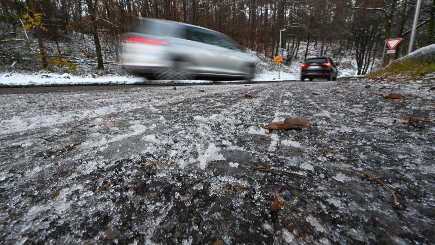 Am Mittwochmorgen waren viele Straßen im westlichen Landkreis Neumarkt glatt. Das führte zu drei Unfällen, die aber unterm Strich noch glimpflich abliefen. Am Mittwochmorgen waren viele Straßen im westlichen Landkreis Neumarkt glatt. Das führte zu drei Unfällen, die aber unterm Strich noch glimpflich abliefen.