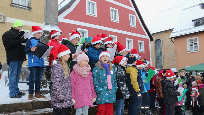 Die Kinder der Klassen 1/2c und 4a der Grundschule Betzenstein-Plech unterhielten die Besucher mit weihnachtlichen Weisen.