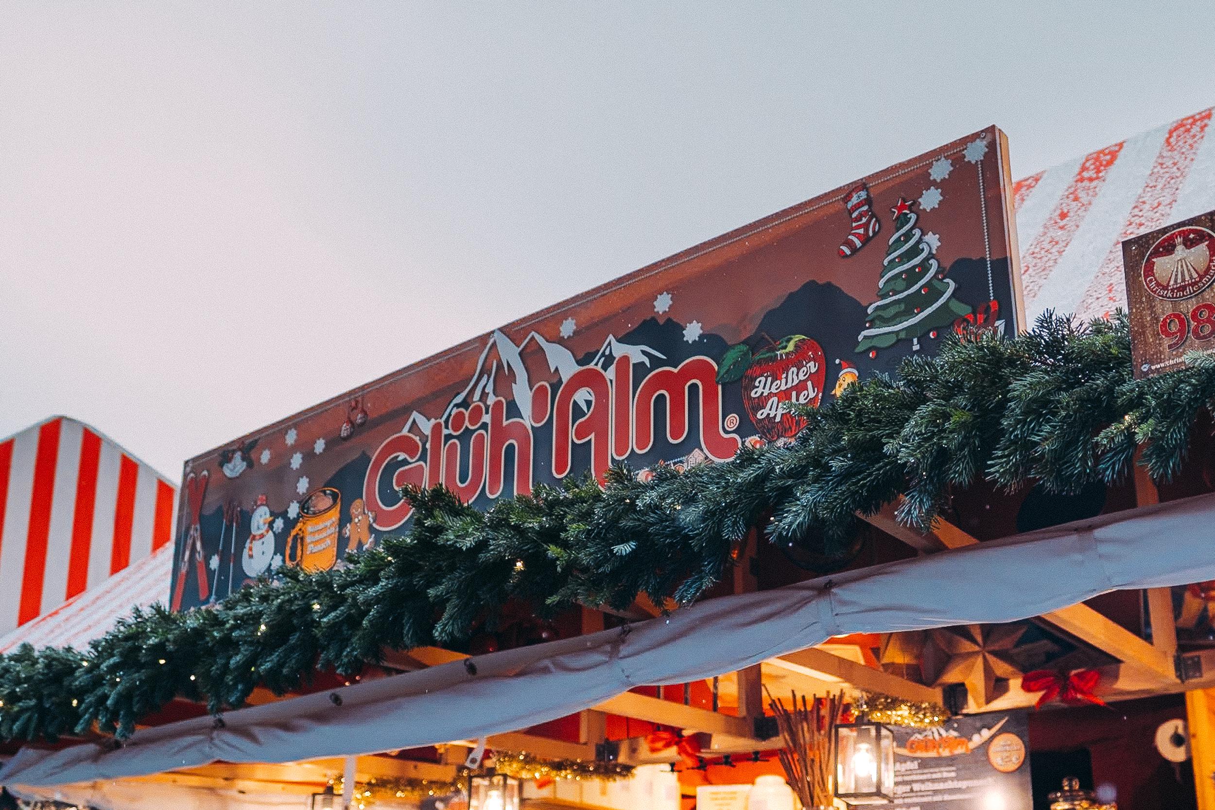 Am Stand vom Wurzelsepp (Bude 98) finden Sie eine gro&szlig;e Auswahl an feinen Teespezialit&auml;ten. Besonders gut zum Aufw&auml;rmen ist auch der N&uuml;rnberger Weihnachtspunsch. Vieles ist hier vegan und in Bio-Qualit&auml;t. Ein Klassiker bleibt der &bdquo;Hei&szlig;e Apfel&ldquo; aus ungespritztem, fr&auml;nkischem Streuobst.