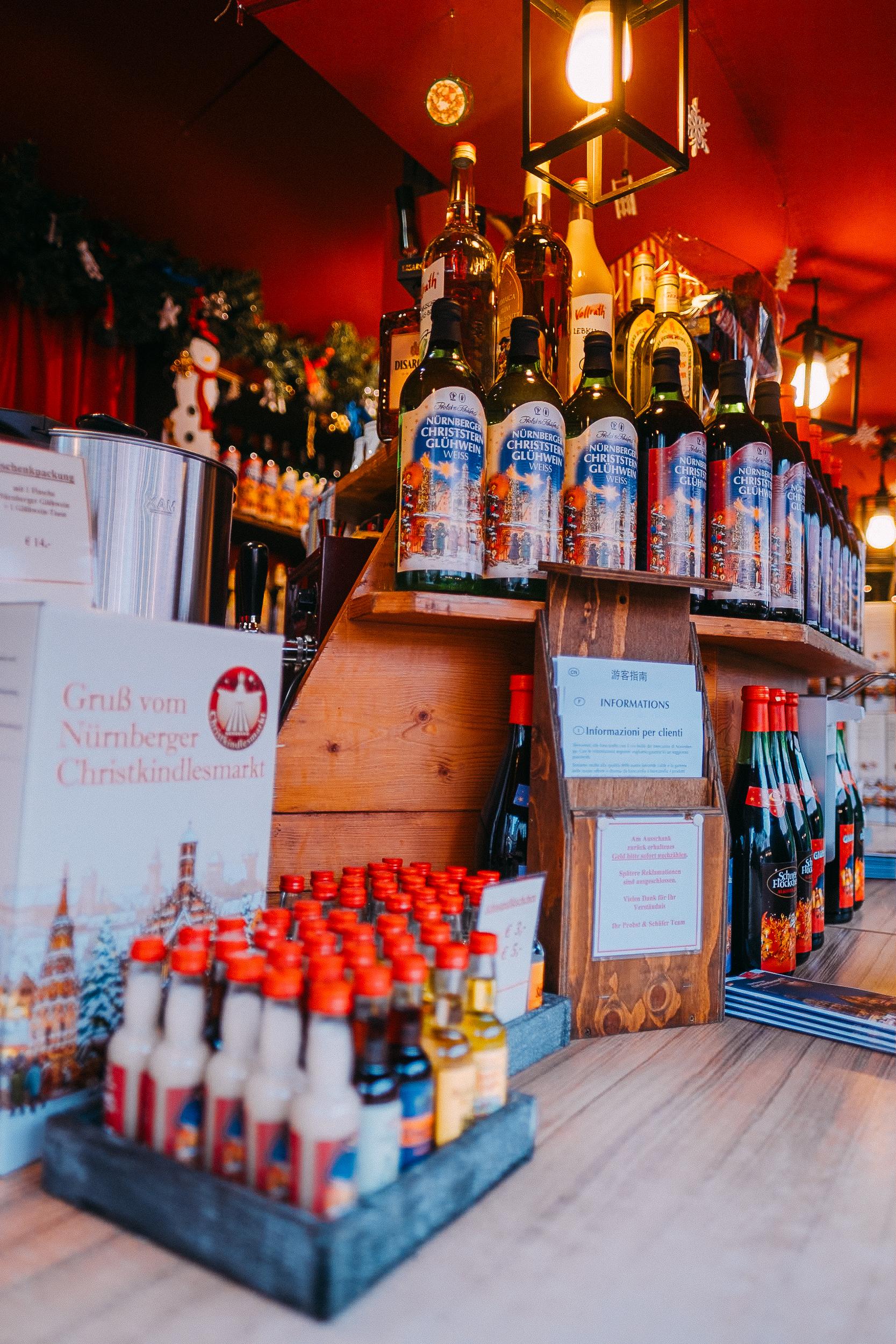 An allen Gl&uuml;hweinst&auml;nden auf dem Christkindlesmarkt gibt es Gl&uuml;hweine und alkoholfreie Hei&szlig;getr&auml;nke auch als vegane Variante.