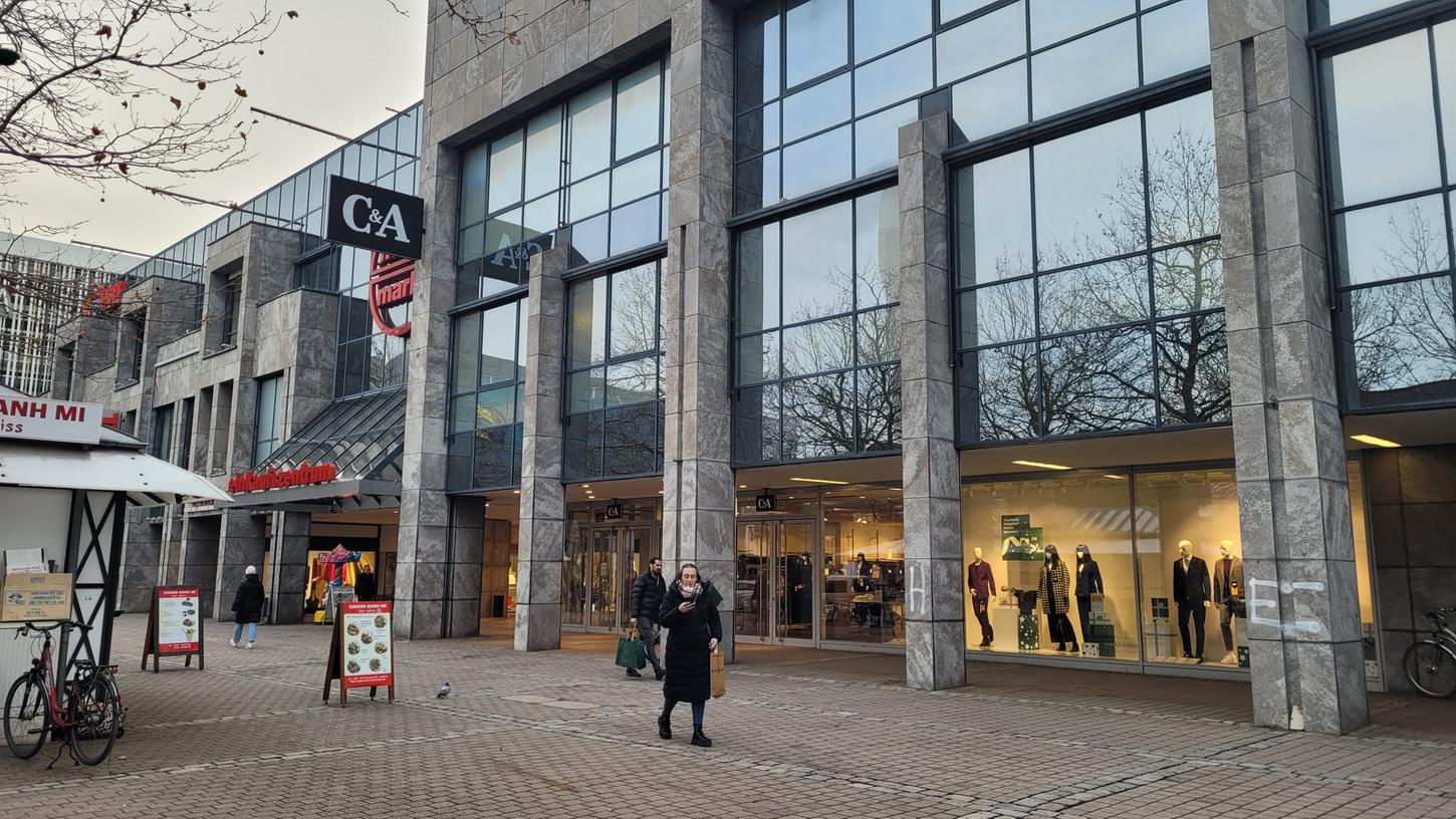 Der Ladenfläche des Erlanger C&A ist laut der "Immobilienzeitung" 5700 Quadratmeter groß und steht offenbar bald leer. Der Ladenfläche des Erlanger C&A ist laut der "Immobilienzeitung" 5700 Quadratmeter groß und steht offenbar bald leer.