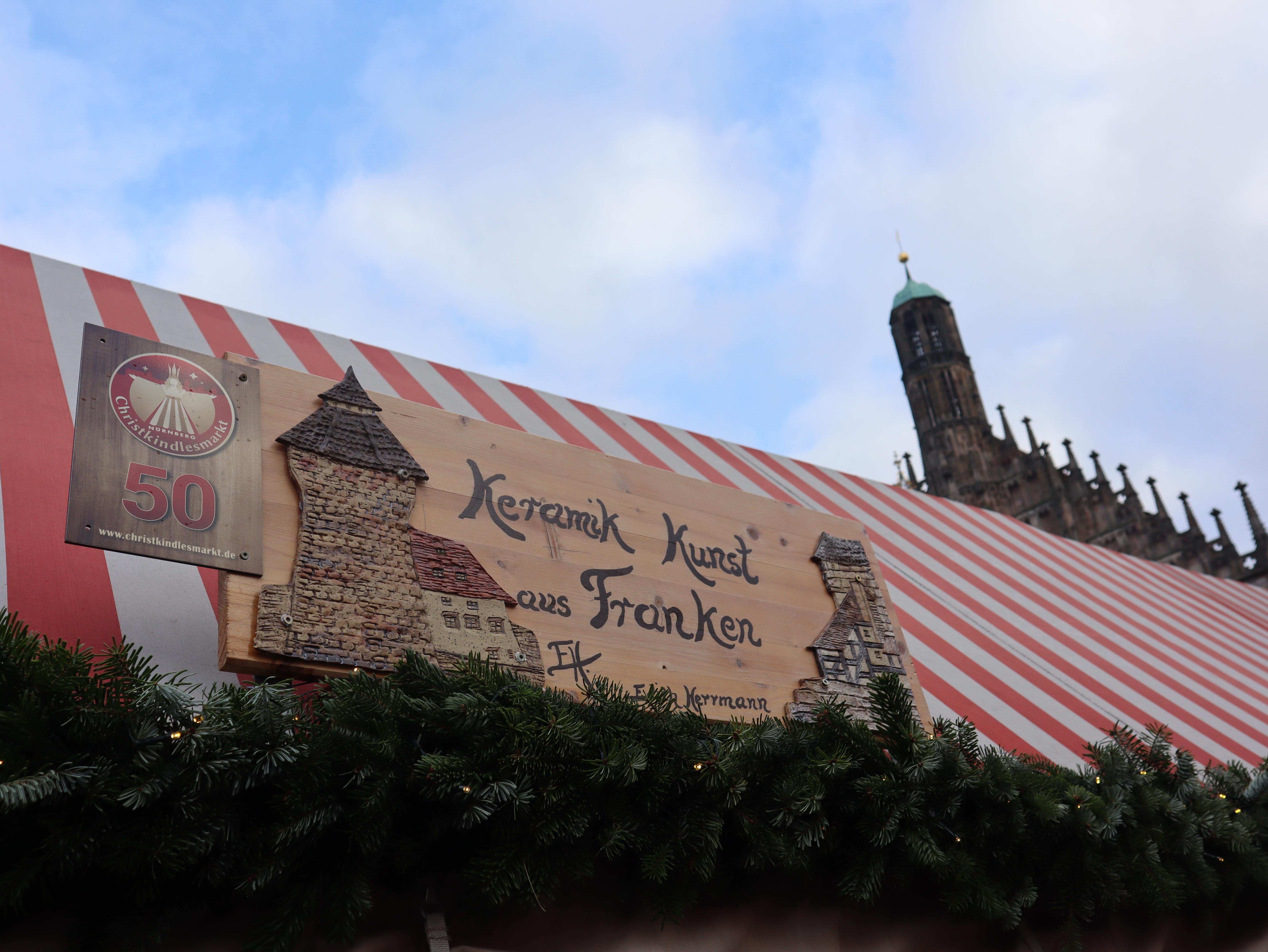 Bei Edith Herrmann an der Bude 50 auf dem N&uuml;rnberger Christkindlesmarkt gibt's nachhaltige Keramik-Kunst in Form von traditionellen Fachwerkh&auml;usern.