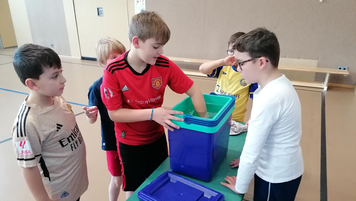 Die Kälte bleibt im Gedächtnis: Ganz praktisch befassten sich die Schülerinnen und Schüler mit den Themen Kälte, Wasser und Eis. Die Kälte bleibt im Gedächtnis: Ganz praktisch befassten sich die Schülerinnen und Schüler mit den Themen Kälte, Wasser und Eis.