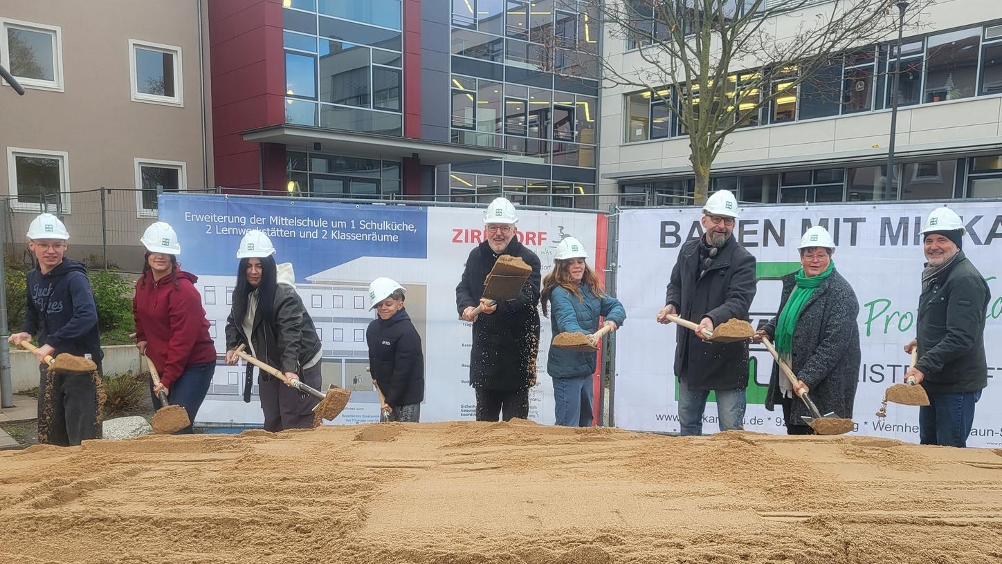 Unter tatkräftiger Mithilfe der Schülerinnen und Schüler griffen Bürgermeister Thomas Zwingel (Mitte), Schulleiter Helge Kuch (3. v. re.) sowie Architektin Marion Gmeiner vom Bauamt und Architekt Stefan Ulrich (re.) vom planenden Büro zum Spaten. Unter tatkräftiger Mithilfe der Schülerinnen und Schüler griffen Bürgermeister Thomas Zwingel (Mitte), Schulleiter Helge Kuch (3. v. re.) sowie Architektin Marion Gmeiner vom Bauamt und Architekt Stefan Ulrich (re.) vom planenden Büro zum Spaten.