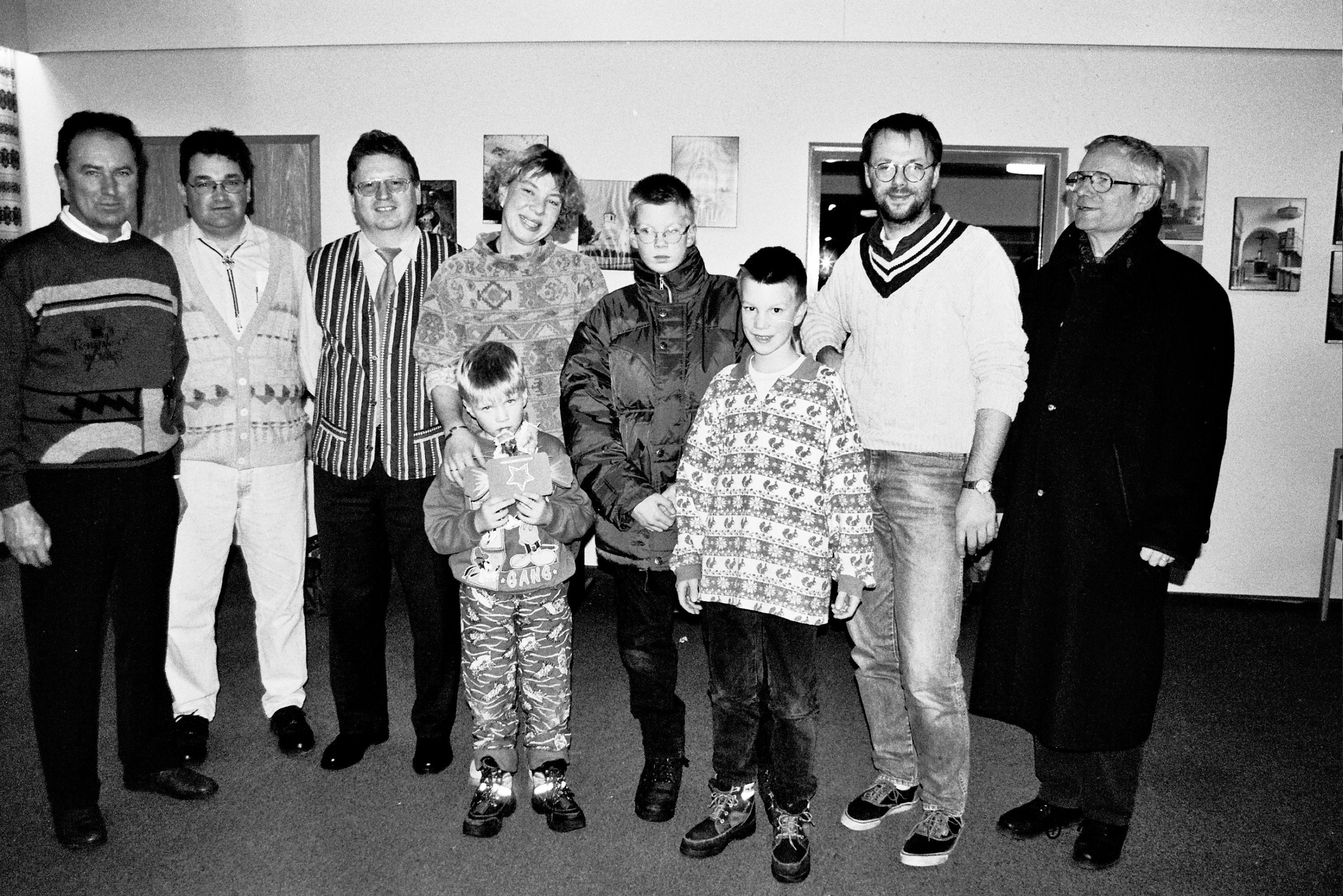 In Haundorf und im Gunzenhäuser Stadtteil Laubenzedel macht eine interessante Nachricht die Runde: "Die neia Pfarrersleit mit ihre Kinder senn dou." Mit Pfarrer Thorsten Wolff und Katharina Wolff sind die beiden eigenständigen Kirchengemeinden wieder besetzt - zur Freude der Gemeindeglieder. Der Gräfensteinberger Pfarrer Wolfgang Bäßler (rechts) und die Gemeindevertreter Leo Baumgärtner, Bernd Seyler (Haundorf) und Hans Danner aus Laubenzedel begrüßen die Wolffs.