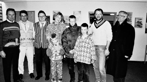 In Haundorf und im Gunzenhäuser Stadtteil Laubenzedel macht eine interessante Nachricht die Runde: "Die neia Pfarrersleit mit ihre Kinder senn dou." Mit Pfarrer Thorsten Wolff und Katharina Wolff sind die beiden eigenständigen Kirchengemeinden wieder besetzt - zur Freude der Gemeindeglieder. Der Gräfensteinberger Pfarrer Wolfgang Bäßler (rechts) und die Gemeindevertreter Leo Baumgärtner, Bernd Seyler (Haundorf) und Hans Danner aus Laubenzedel begrüßen die Wolffs.