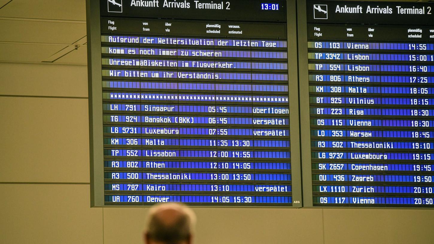 Eine Anzeigetafel informiert die Fluggäste am Münchner Flughafen über Verspätungen.