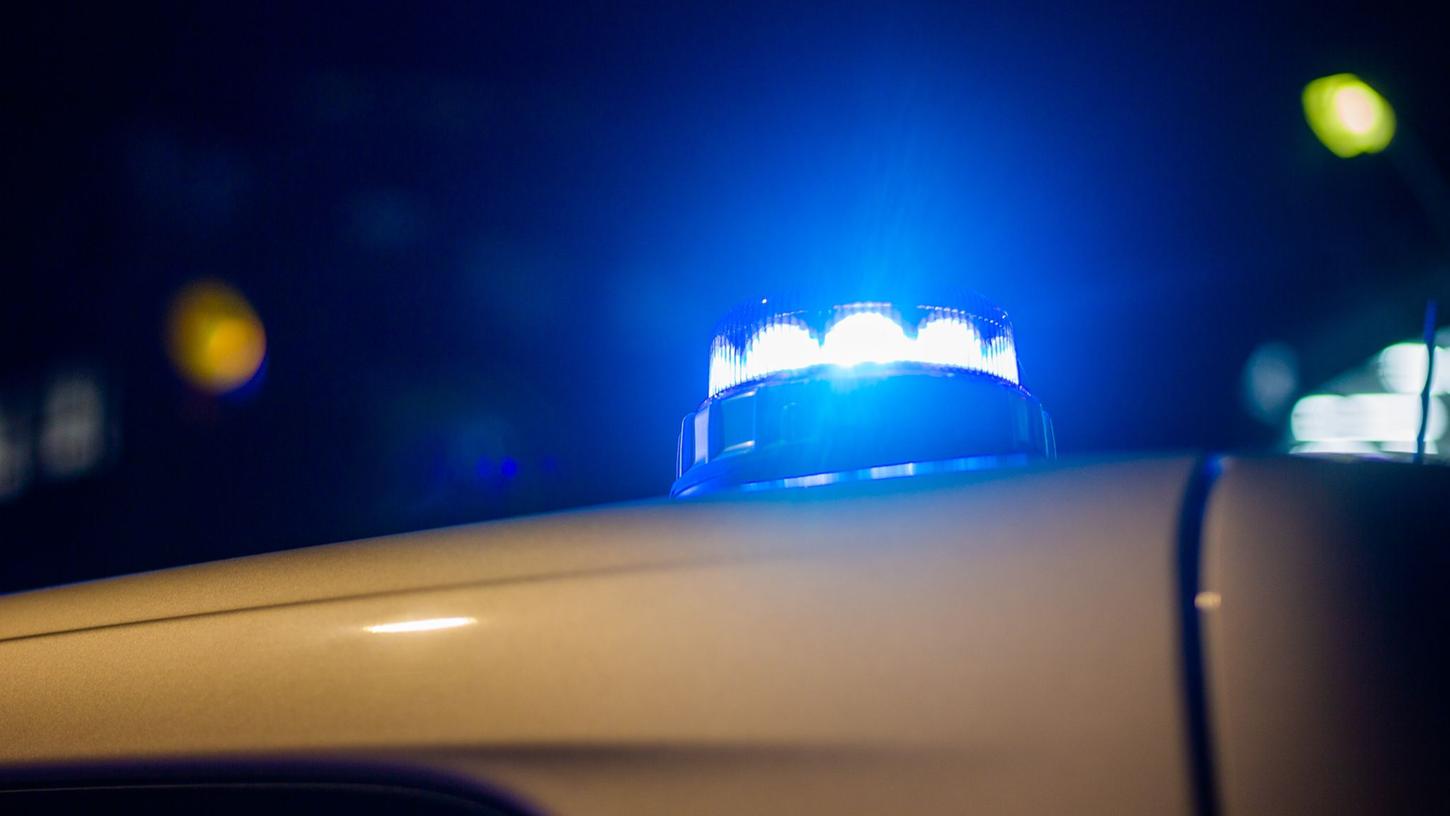 Ein Blaulicht leuchtet auf dem Dach eines Polizeifahrzeugs. Ein Blaulicht leuchtet auf dem Dach eines Polizeifahrzeugs.