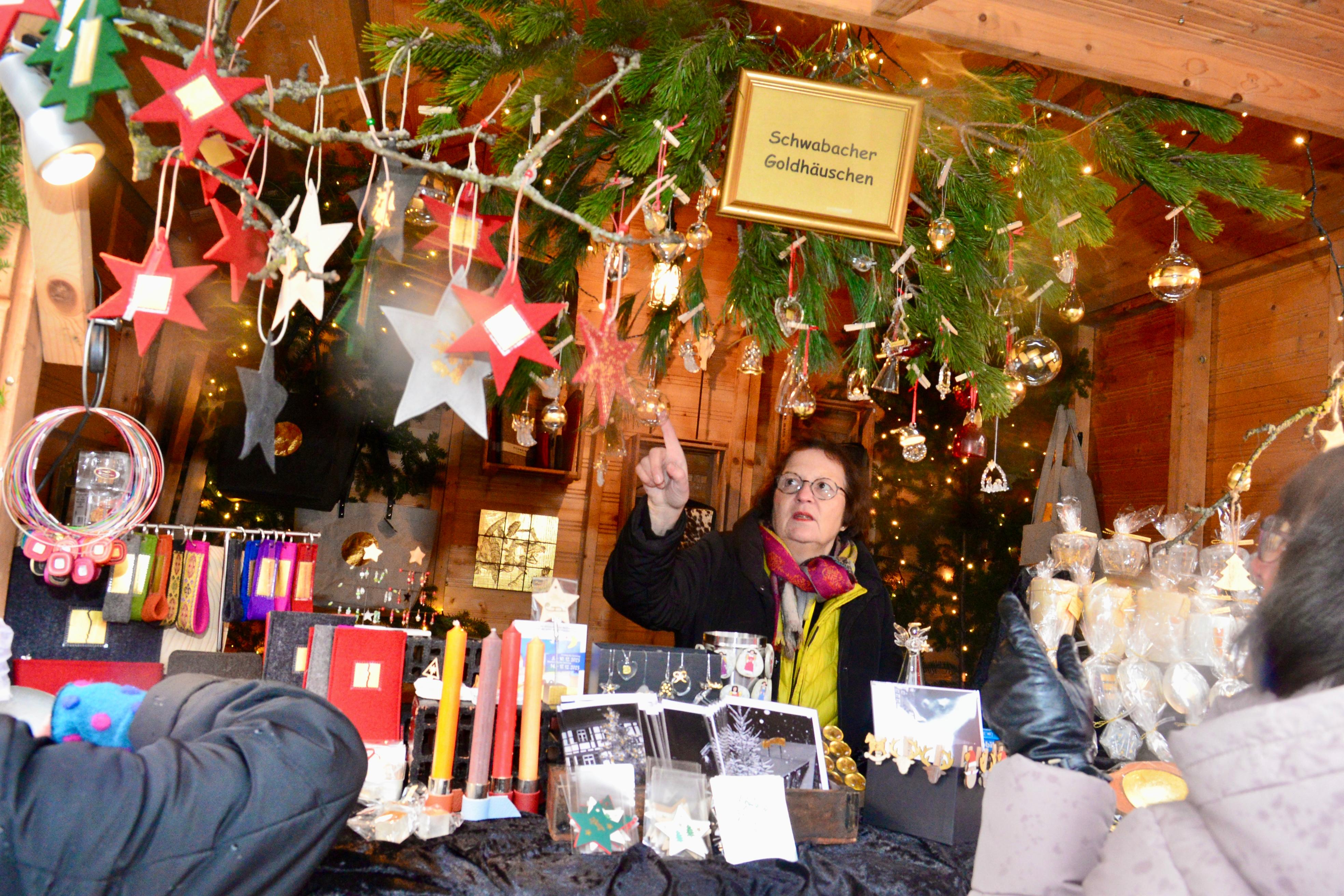 Die Budenstadt hat in diesem Jahr erstmals eine etwas andere Aufstellung. So ist die Reihe vor den Geschäften auf der Südseite des Marktplatz durchbrochen, um die Kopfsteinfläche als Aktionsraum zu gewinnen und weitere Buden platzieren zu können.