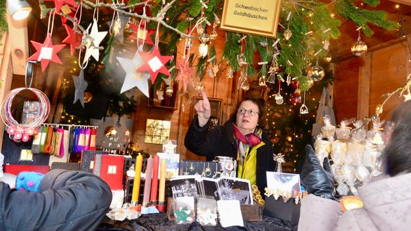 Die Budenstadt hat in diesem Jahr erstmals eine etwas andere Aufstellung. So ist die Reihe vor den Geschäften auf der Südseite des Marktplatz durchbrochen, um die Kopfsteinfläche als Aktionsraum zu gewinnen und weitere Buden platzieren zu können.