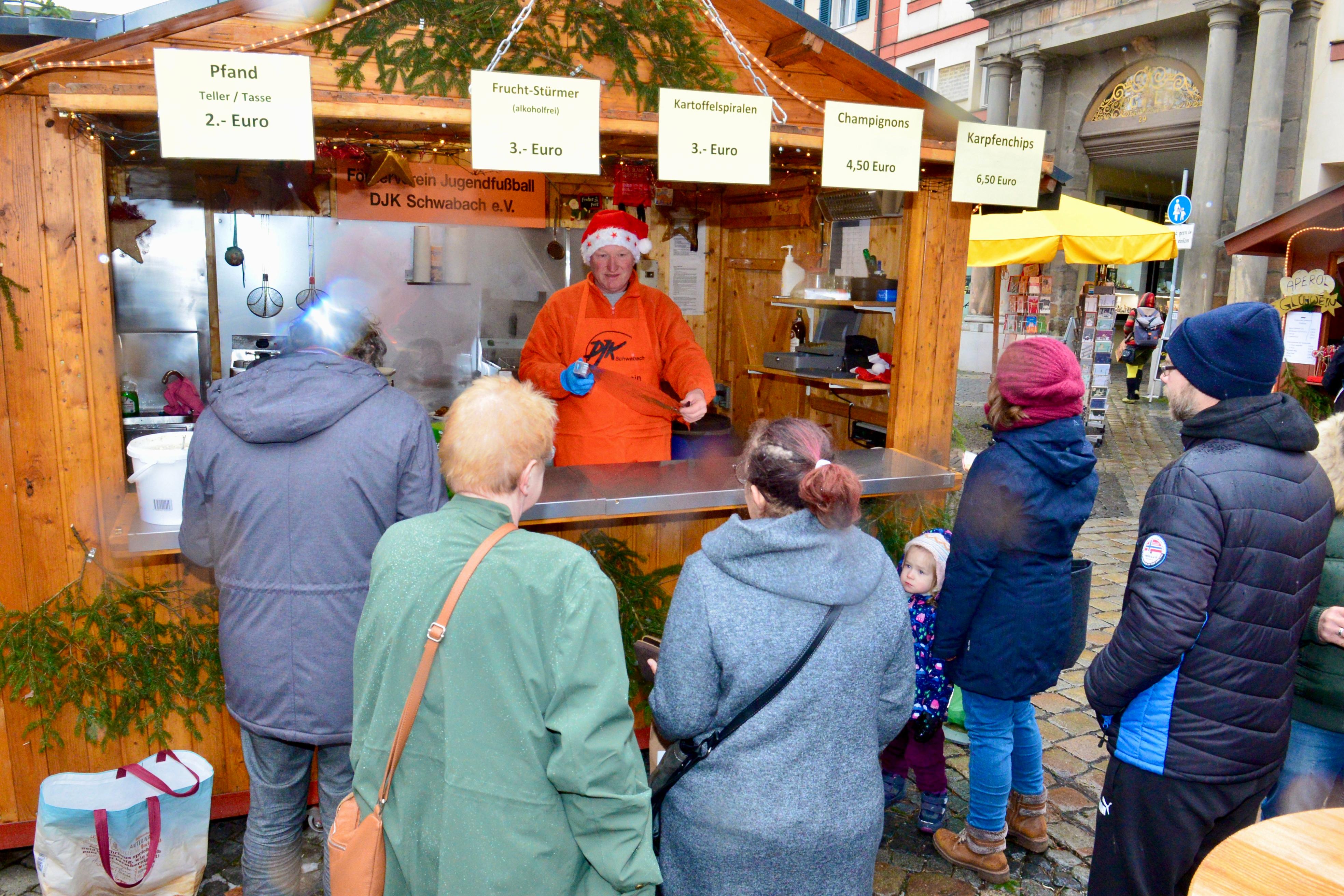 "Manche aus den umliegenden Läden und Büros verbringen am ersten Tag gern hier die Mittagspause", wussten die alten Weihnachtsmarkt-Hasen.