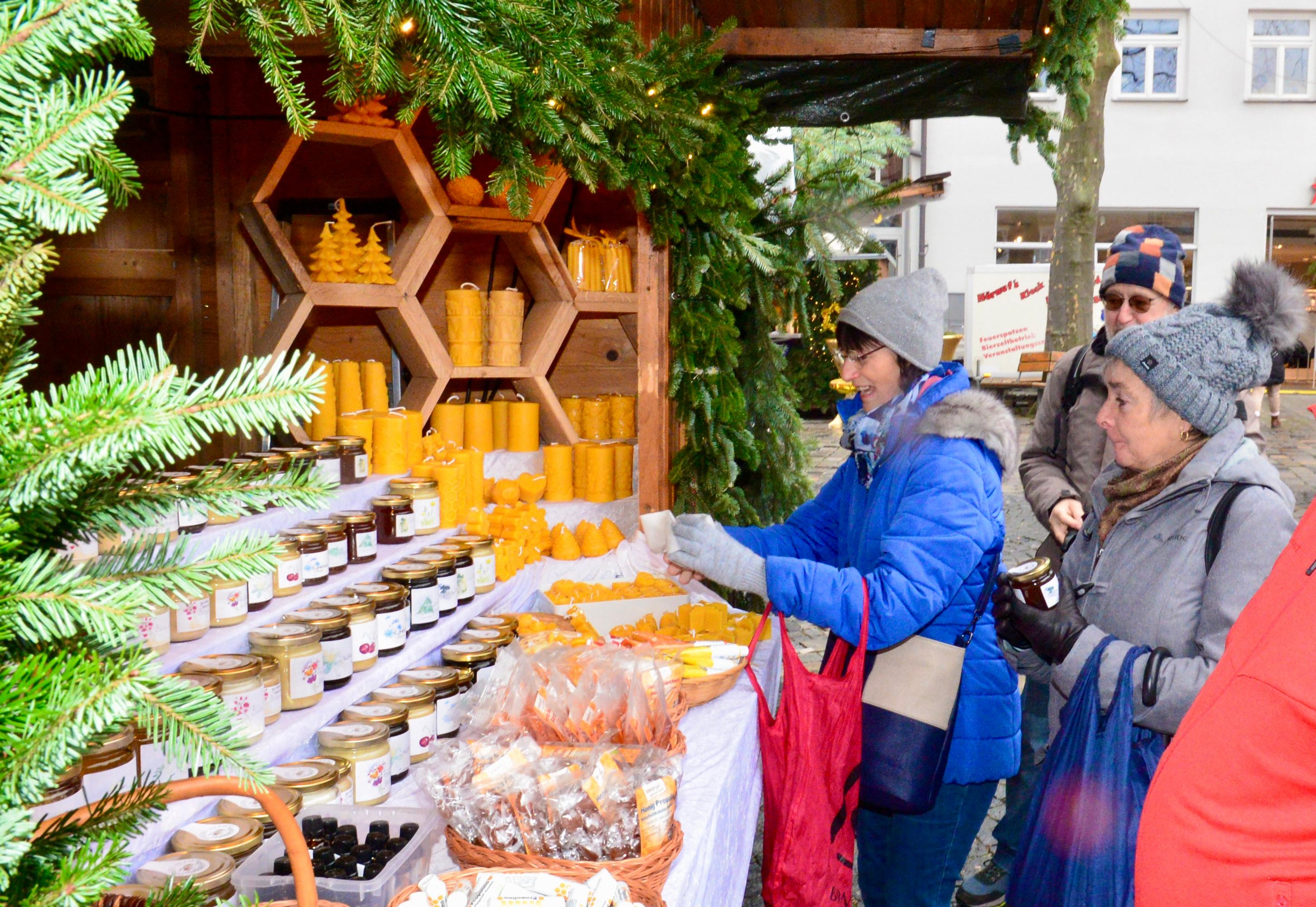 "Es ist einfach viel persönlicher, in der Weihnachtszeit durch Läden und Buden zu schlendern und mit den Leuten vor Ort ins Gespräch zu kommen", so OB Reiß weiter. "Es kann ein echtes vorweihnachtliches Einkaufserlebnis sein, bei dem man vielfach fündig wird und zudem viel besser in Weihnachtsstimmung versetzt wird als bei der Bestellung daheim vor dem Laptop."