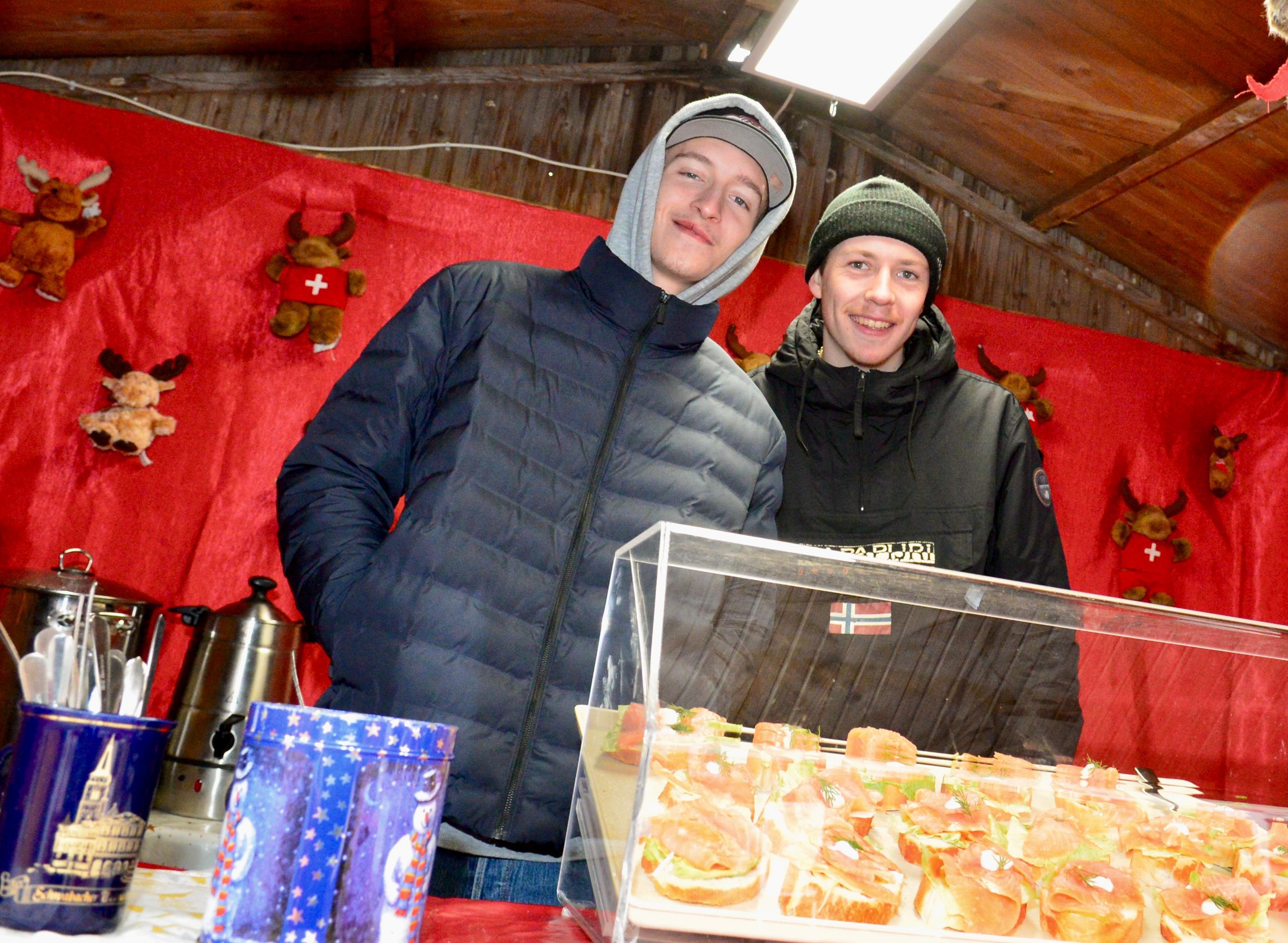 In der Bude des SC 04 Schwabach hingegen vertraute man den ganz Jungen. Den ersten Dienst verrichteten der 18-jährige Emil und der 23-jährige Chris, beide Verteidiger der ersten Herrenmannschaft.