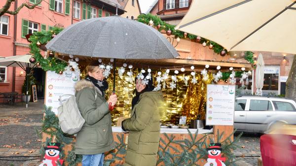 Trotz Nieselregens herrschte recht bald reges Treiben auf dem Markt.