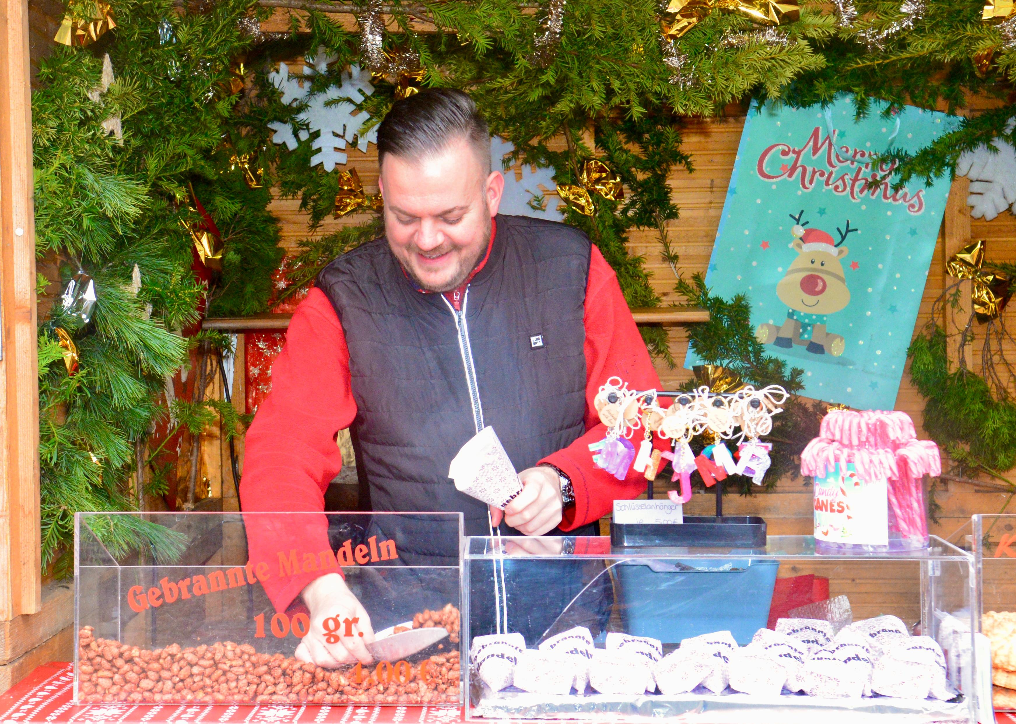 Bratwürste, Baggers, Crêpes und gebrannte Mandeln gingen ebenfalls schon früh über die Theken. 