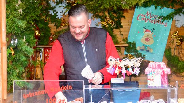 Bratwürste, Baggers, Crêpes und gebrannte Mandeln gingen ebenfalls schon früh über die Theken.