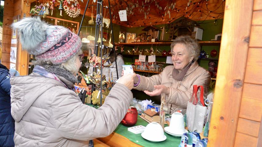 Fast ausschließlich Vereine, Organisationen und Einrichtungen aus Schwabach sind auf dem Weihnachtsmarkt vertreten.