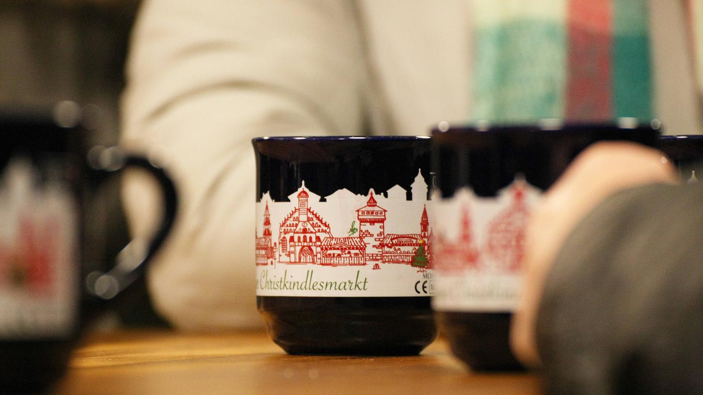 Die Diskussion um den Glühwein nimmt zu: Auf dem Christkindlesmarkt in Nürnberg ist er jedenfalls nicht wegzudenken. Die Diskussion um den Glühwein nimmt zu: Auf dem Christkindlesmarkt in Nürnberg ist er jedenfalls nicht wegzudenken.