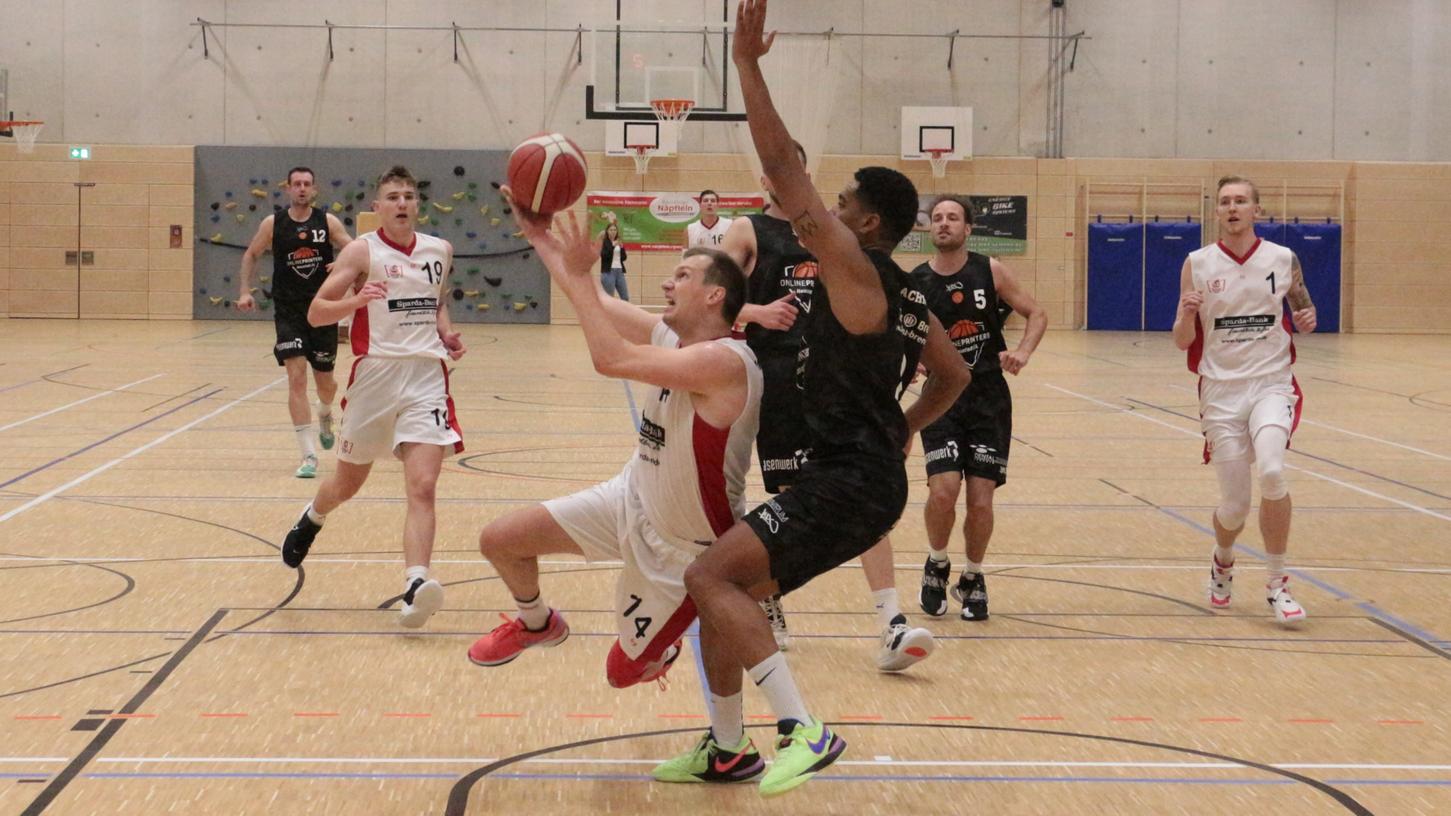 Florian Beierlein (am Ball), der im Hinspiel noch 13 Punkte für die VfL-Baskets Treuchtlingen erzielte, wird nun beim Rückspiel in Neustadt an der Aisch verletzungsbedingt fehlen.  
