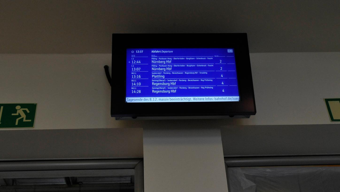 Die Anzeige im Bahnhof Neumarkt Die Anzeige im Bahnhof Neumarkt