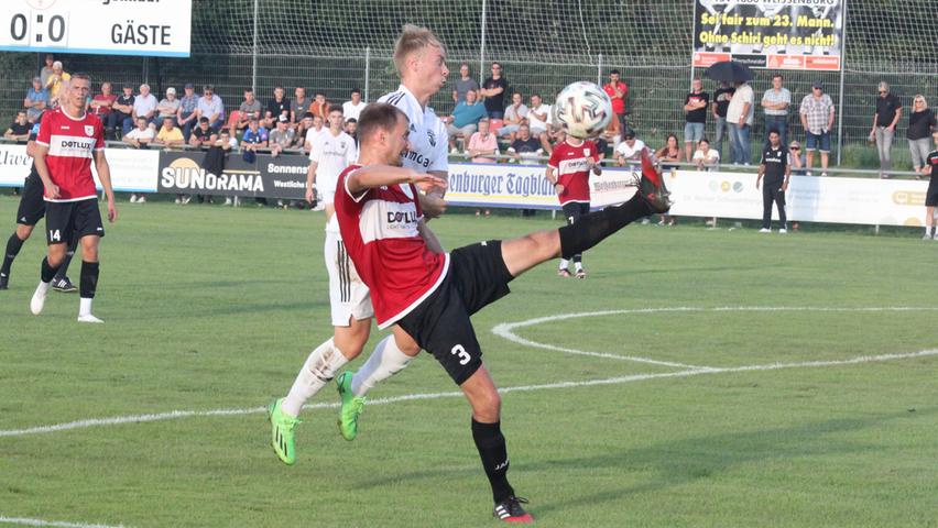 Der Dauerbrenner im Team des TSV 1860: Johannes Meyer hat in der ersten Saisonhälfte alle möglichen 1800 Minuten gespielt. Unser Bild zeigt den Innenverteidiger (in Rot) im Derby gegen Schwabach (3:1), das mit 420 Zuschauern am besten besucht war. Der Dauerbrenner im Team des TSV 1860: Johannes Meyer hat in der ersten Saisonhälfte alle möglichen 1800 Minuten gespielt. Unser Bild zeigt den Innenverteidiger (in Rot) im Derby gegen Schwabach (3:1), das mit 420 Zuschauern am besten besucht war.
