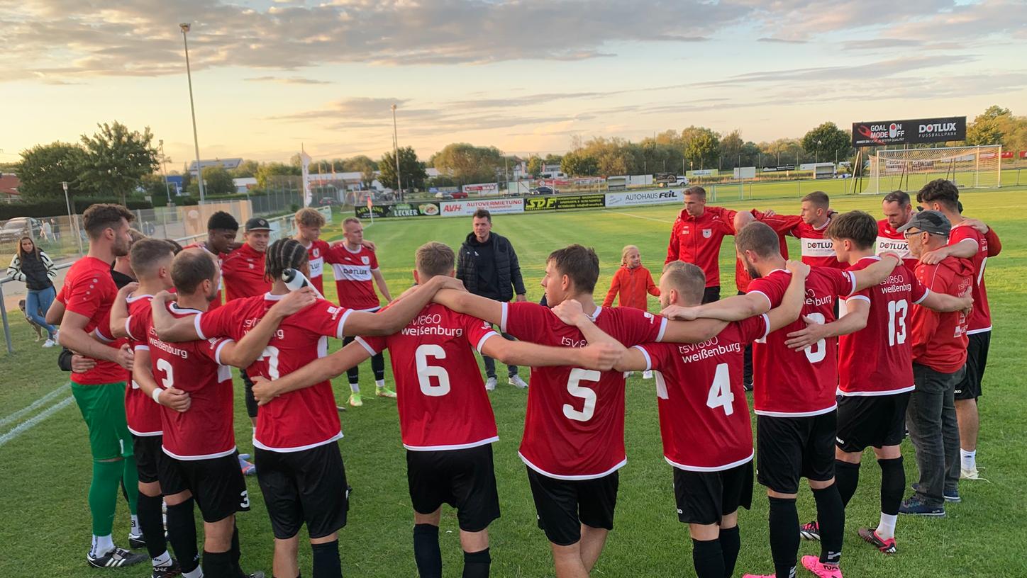 Der Zusammenhalt spielt bei der Weißenburger Landesliga-Truppe eine große Rolle. Dazu gehört auch der „Kreis“ nach jedem Spiel – am liebsten mit Siegesjubel. Der Zusammenhalt spielt bei der Weißenburger Landesliga-Truppe eine große Rolle. Dazu gehört auch der „Kreis“ nach jedem Spiel – am liebsten mit Siegesjubel.