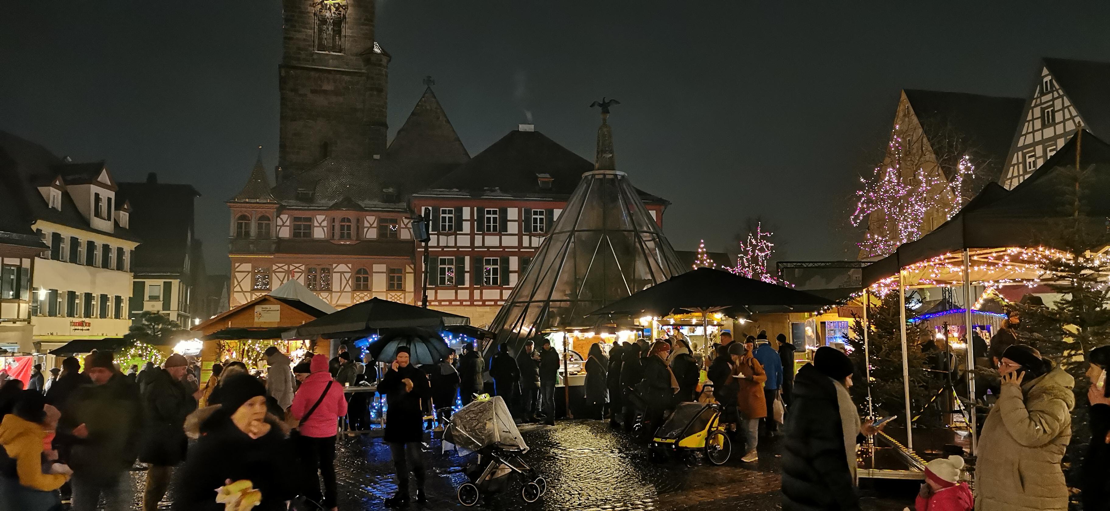 Der Schwabacher Weihnachtsmarkt ist eröffnet worden. Nach dem letzten Schliff an den Buden und ersten Glühweingeschäften schallte ab 11 Uhr offiziell Musik über den Marktplatz.