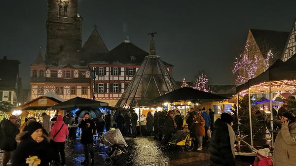 Der Schwabacher Weihnachtsmarkt ist eröffnet worden. Nach dem letzten Schliff an den Buden und ersten Glühweingeschäften schallte ab 11 Uhr offiziell Musik über den Marktplatz.