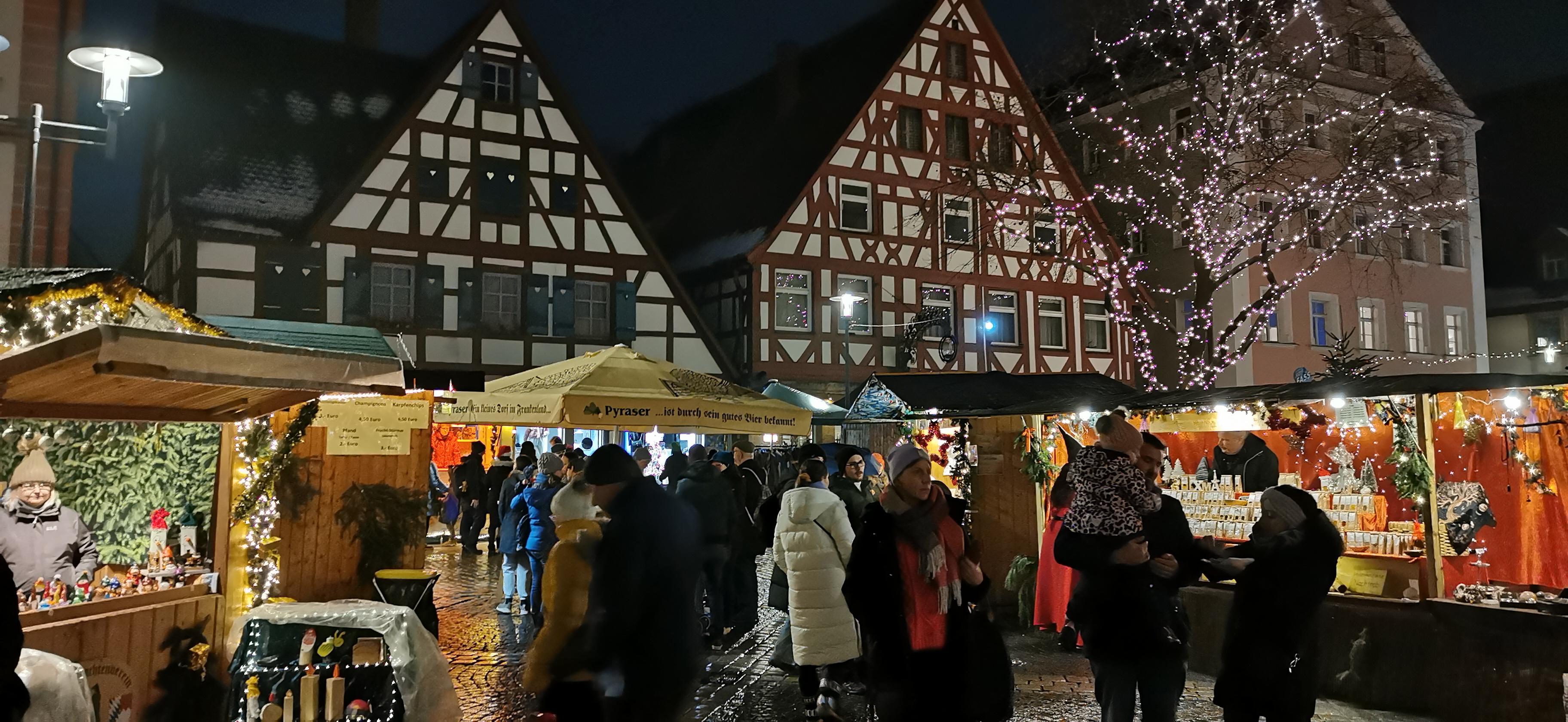 Dort warten 52 Buden auf Kundinnen und Kunden. Sie schaffen mit einem vielfältigen Weihnachts- und Geschenkesortiment echte Adventsstimmung.