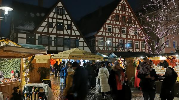 Dort warten 52 Buden auf Kundinnen und Kunden. Sie schaffen mit einem vielfältigen Weihnachts- und Geschenkesortiment echte Adventsstimmung.