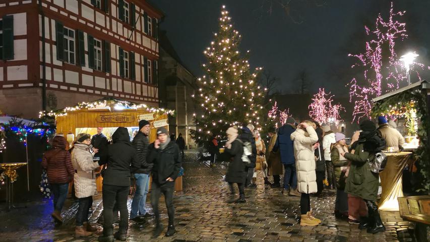 "In Schwabach kann man wunderbar seine vorweihnachtlichen Besorgungen erledigen", schwärmte Oberbürgermeister Peter Reiß. "Die Läden sind alle wunderschön weihnachtlich geschmückt, und unser Weihnachtsmarkt versprüht ohnehin immer einen besonderen Zauber."