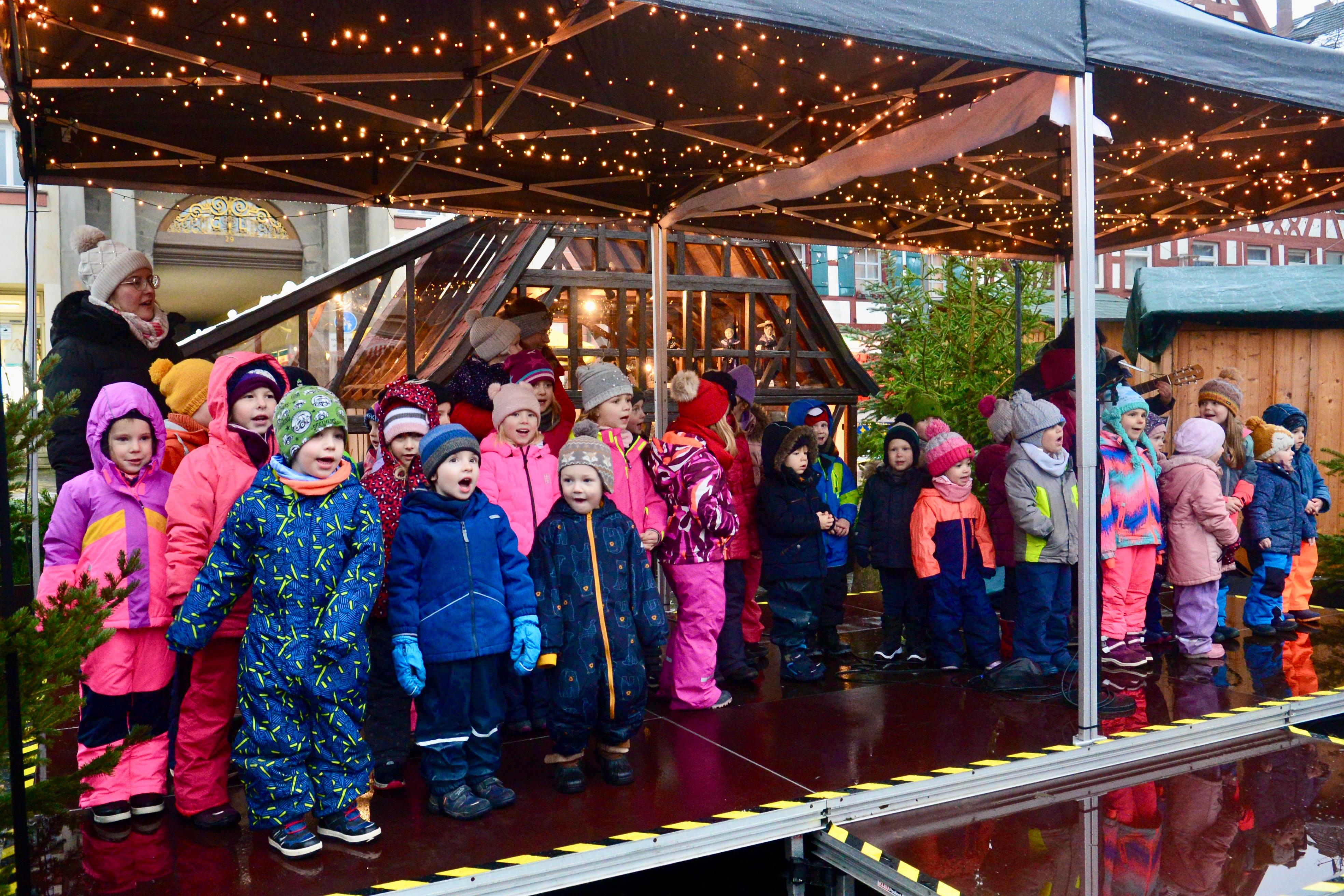 Die Kindergärten aus Forsthof und Limbach sowie Trompeter Max Weiner begleiteten die Besucher bis zum Ende des ersten Weihnachtsmarktstags.