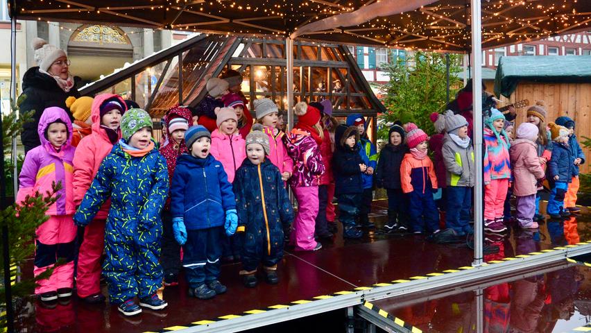 Die Kindergärten aus Forsthof und Limbach sowie Trompeter Max Weiner begleiteten die Besucher bis zum Ende des ersten Weihnachtsmarktstags.
