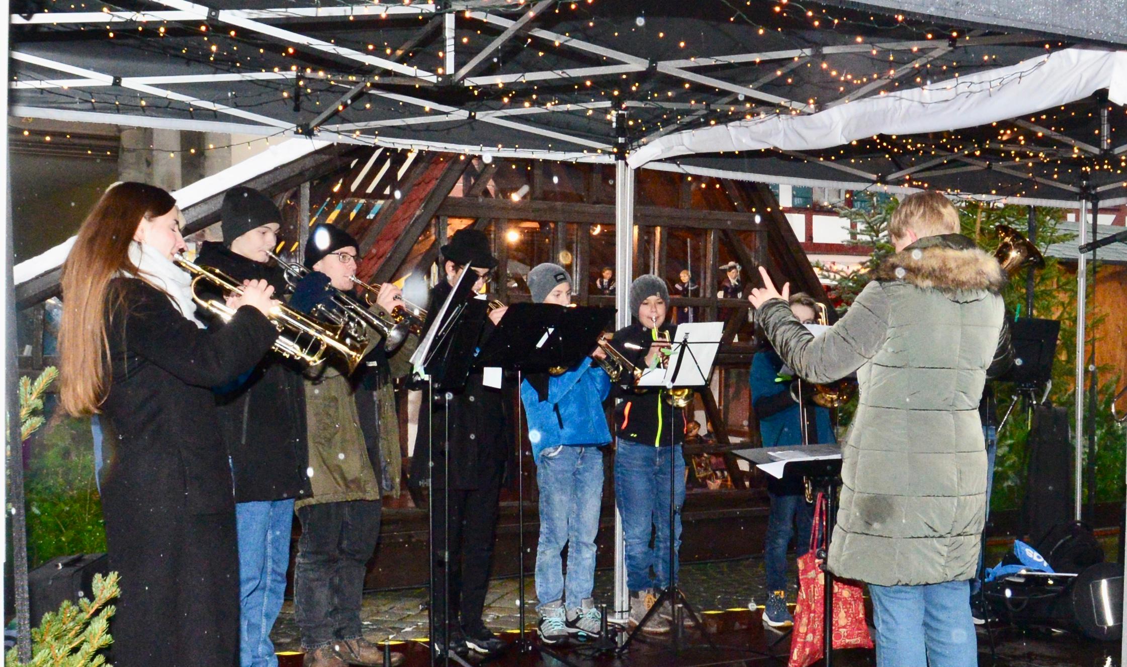 Der Schwabacher Weihnachtsmarkt bietet jedes Jahr auch ein aufwändiges Rahmenprogramm, für das der Verkehrsverein mit Gesangs- und Musikgruppen aus der Region kooperiert.