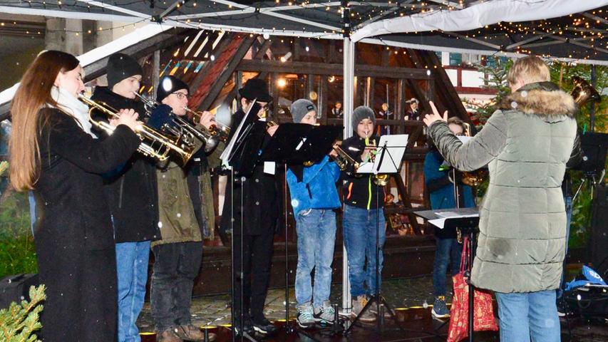 Der Schwabacher Weihnachtsmarkt bietet jedes Jahr auch ein aufwändiges Rahmenprogramm, für das der Verkehrsverein mit Gesangs- und Musikgruppen aus der Region kooperiert.