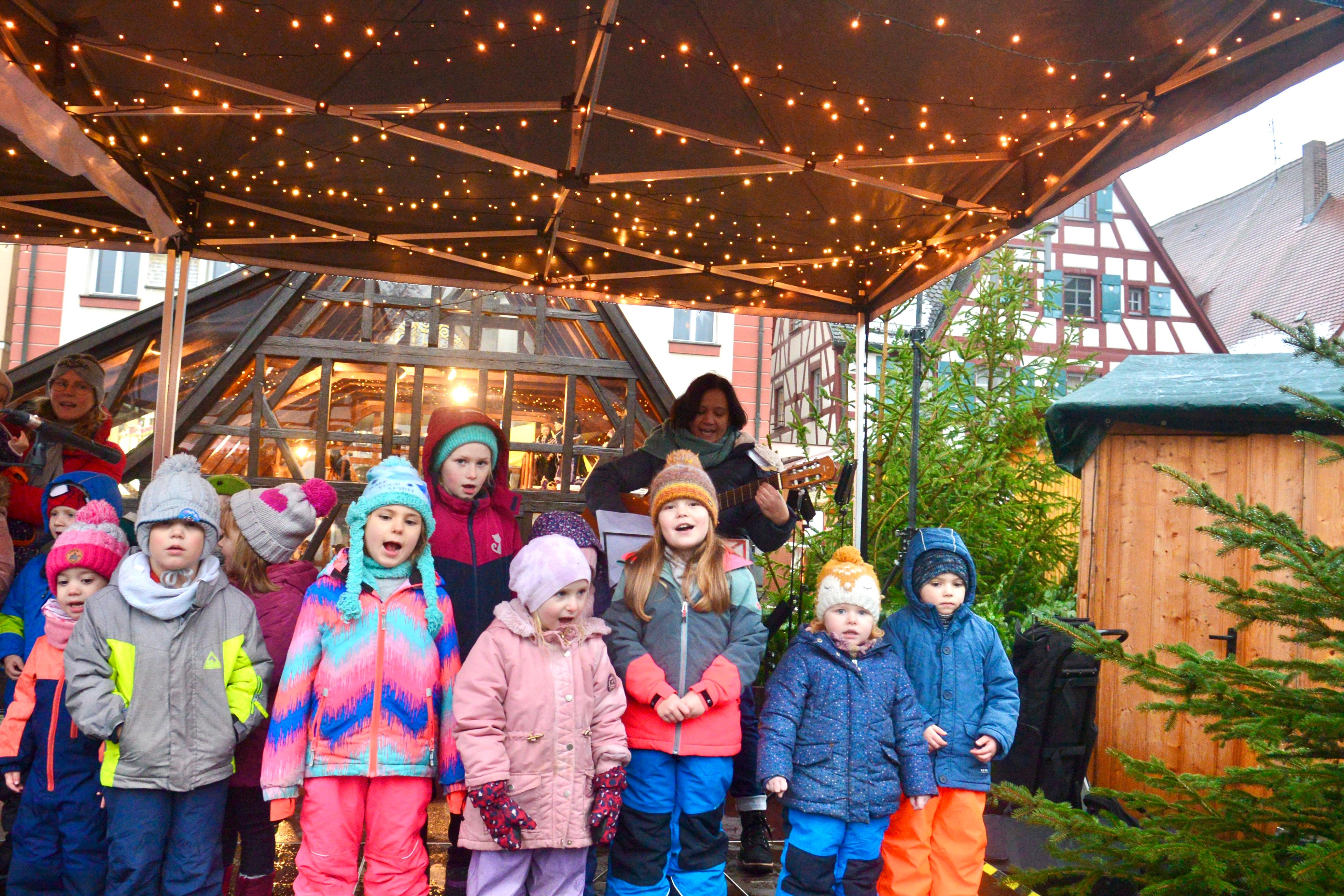 Ebenso sangen die Kinder aus dem Unterreichenbacher Kinderhaus.