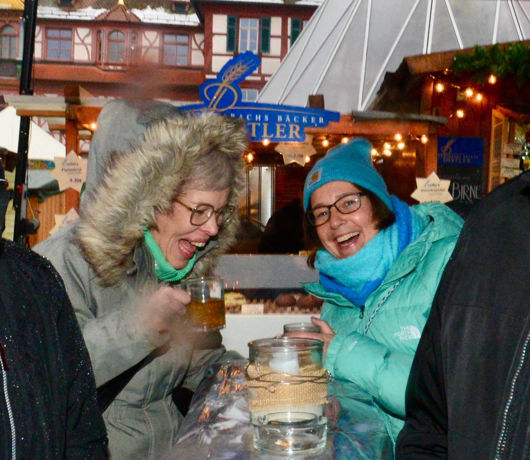 Der erste Glühwein des Jahres schmeckt dort offenbar besonders gut.