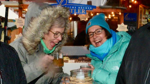 Der erste Glühwein des Jahres schmeckt dort offenbar besonders gut.