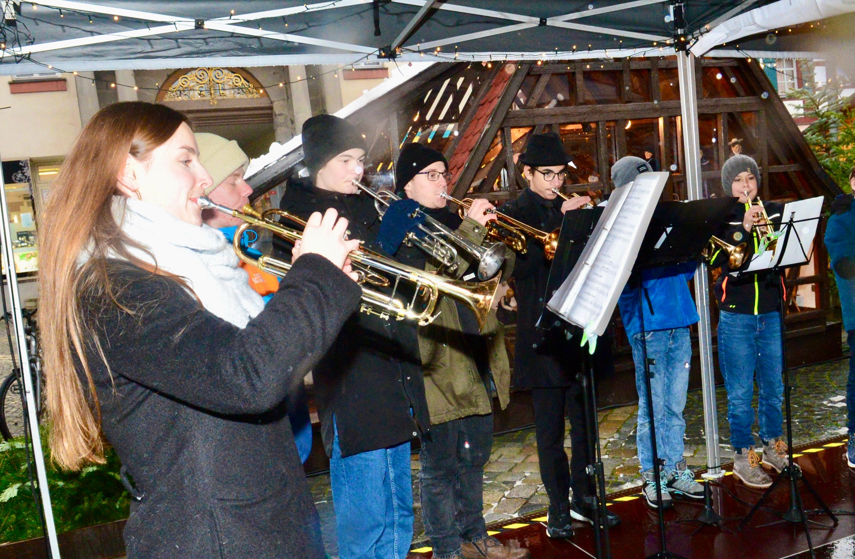 Den Auftakt machte das Bläser-Ensemble des Wolfram-von-Eschenbach-Gymnasiums, und die Bigband präsentierte sich mit swingenden Weihnachtsklassikern.