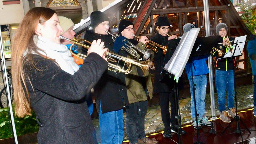 Den Auftakt machte das Bläser-Ensemble des Wolfram-von-Eschenbach-Gymnasiums, und die Bigband präsentierte sich mit swingenden Weihnachtsklassikern.