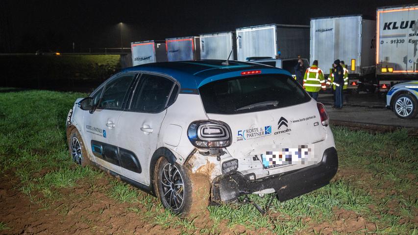 Der Citroen wurde ebenfalls stark beschädigt. Der Citroen wurde ebenfalls stark beschädigt.