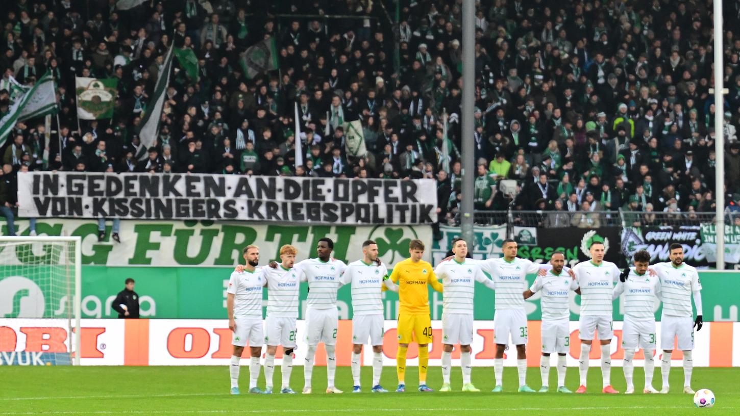 Gedenken mit Protest: Auf der Nordtribüne wollten nicht alle Fans um Henry Kissinger trauern. Gedenken mit Protest: Auf der Nordtribüne wollten nicht alle Fans um Henry Kissinger trauern.