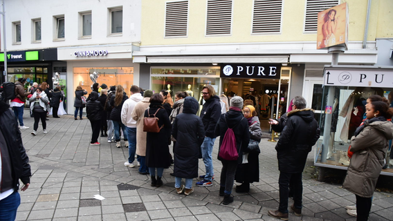 Lange Schlange vor Hype-Zimtschnecken-Laden: "Cinnamood" hat in Nürnberg eröffnet