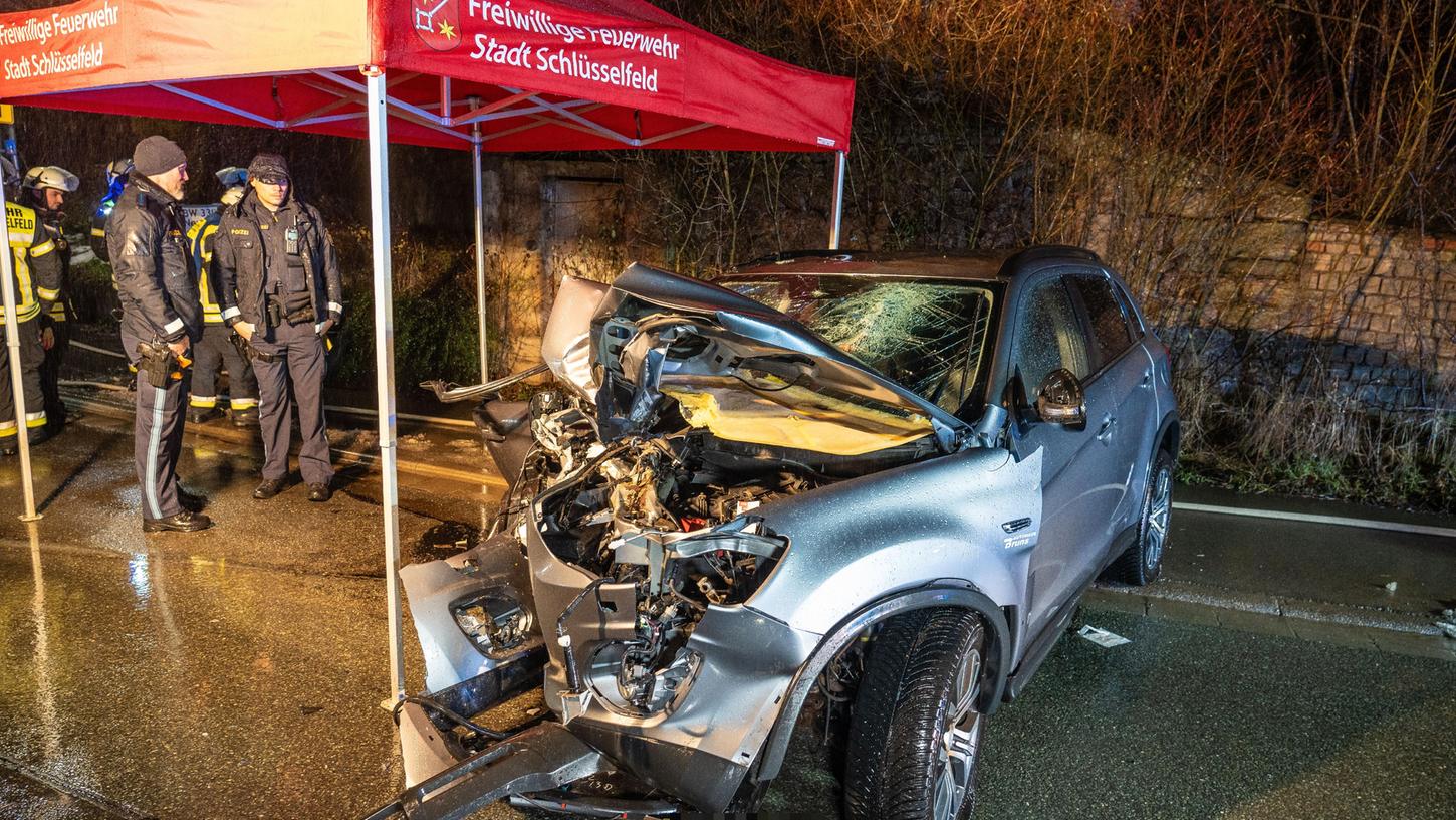 Der Mitsubishi des 33-Jährigen war nach dem Aufprall komplett demoliert. Der Mitsubishi des 33-Jährigen war nach dem Aufprall komplett demoliert.