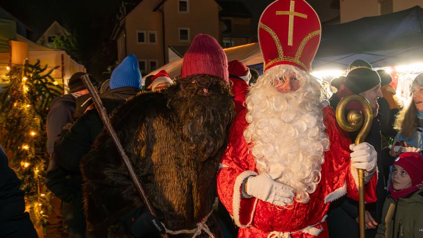 Bei Dunkelheit schaute dann auch der "echte" Nikolaus vorbei in Hofstetten: Ob er auch schon nachmittags sportlich unterwegs war?