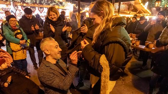 Rührende Szene: Wie Murat seiner Alina auf dem Erlanger Weihnachtsmarkt einen Heiratsantrag machte